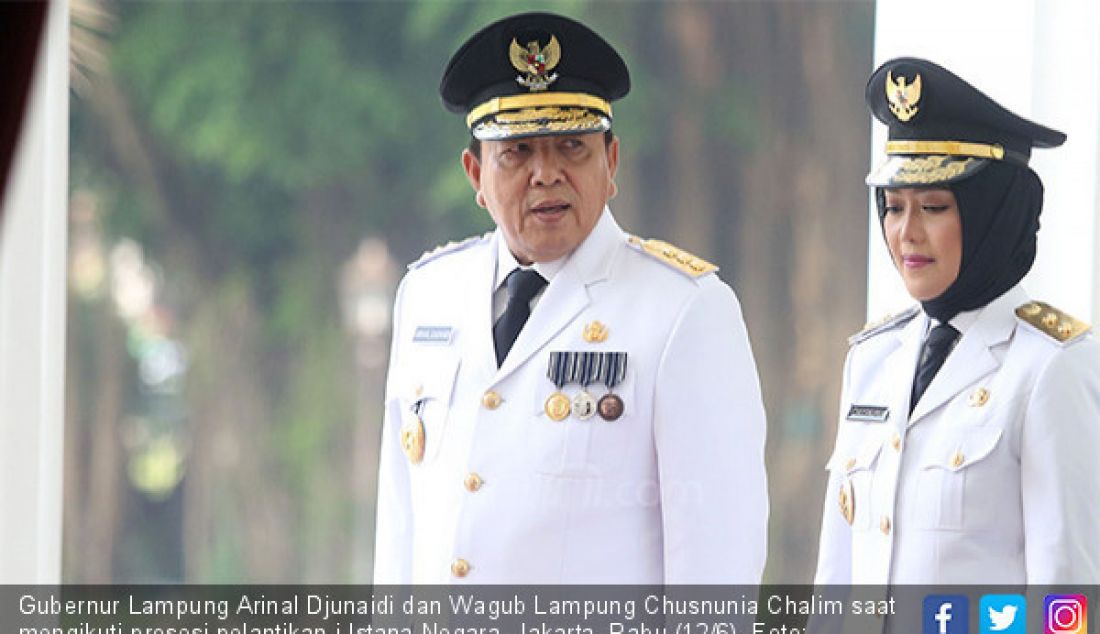 Gubernur Lampung Arinal Djunaidi dan Wagub Lampung Chusnunia Chalim saat mengikuti prosesi pelantikan i Istana Negara, Jakarta, Rabu (12/6). - JPNN.com