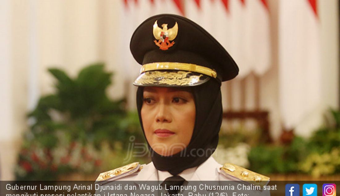 Gubernur Lampung Arinal Djunaidi dan Wagub Lampung Chusnunia Chalim saat mengikuti prosesi pelantikan i Istana Negara, Jakarta, Rabu (12/6). - JPNN.com