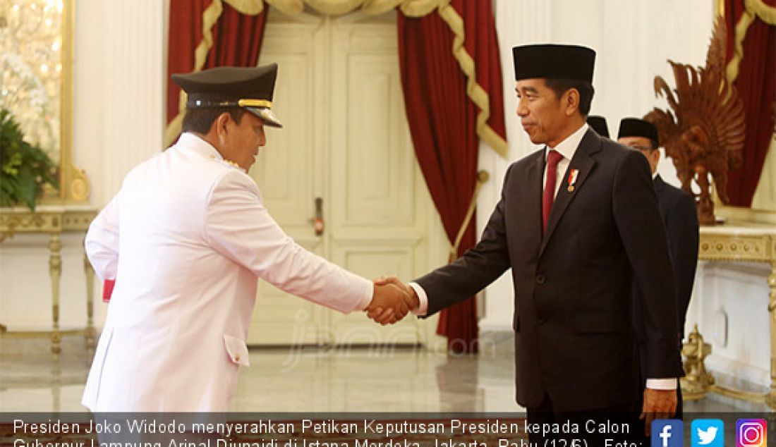 Presiden Joko Widodo menyerahkan Petikan Keputusan Presiden kepada Calon Gubernur Lampung Arinal Djunaidi di Istana Merdeka, Jakarta, Rabu (12/6). - JPNN.com