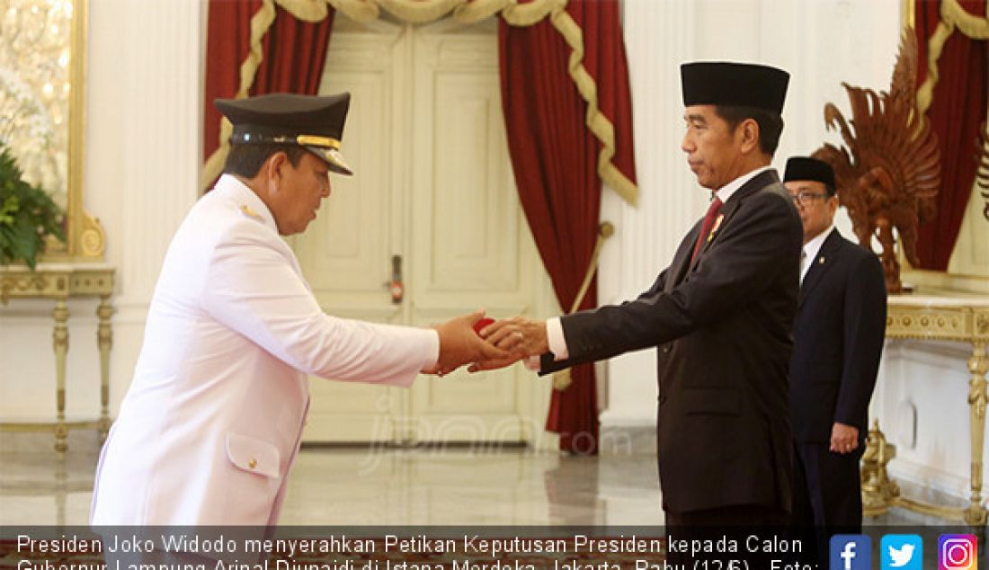 Presiden Joko Widodo menyerahkan Petikan Keputusan Presiden kepada Calon Gubernur Lampung Arinal Djunaidi di Istana Merdeka, Jakarta, Rabu (12/6). - JPNN.com