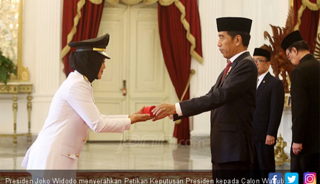 Presiden Joko Widodo menyerahkan Petikan Keputusan Presiden kepada Calon Wagub Lampung Chusnunia Chalim di Istana Merdeka, Jakarta, Rabu (12/6). - JPNN.com