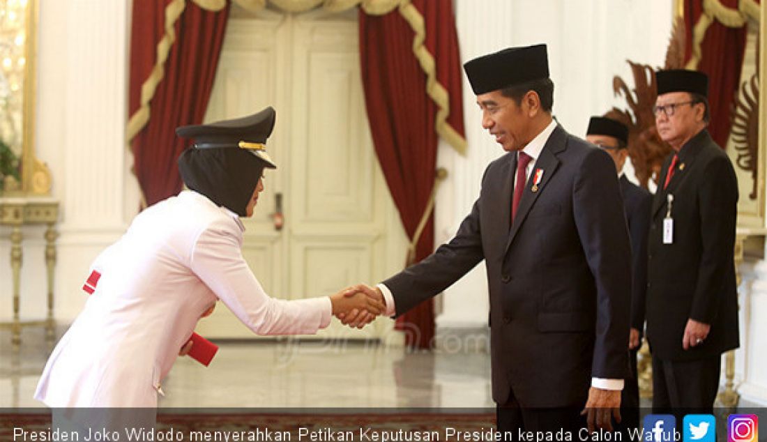 Presiden Joko Widodo menyerahkan Petikan Keputusan Presiden kepada Calon Wagub Lampung Chusnunia Chalim di Istana Merdeka, Jakarta, Rabu (12/6). - JPNN.com