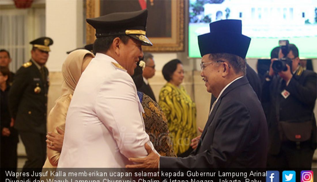 Wapres Jusuf Kalla memberikan ucapan selamat kepada Gubernur Lampung Arinal Djunaidi dan Wagub Lampung Chusnunia Chalim di Istana Negara, Jakarta, Rabu (12/6). - JPNN.com