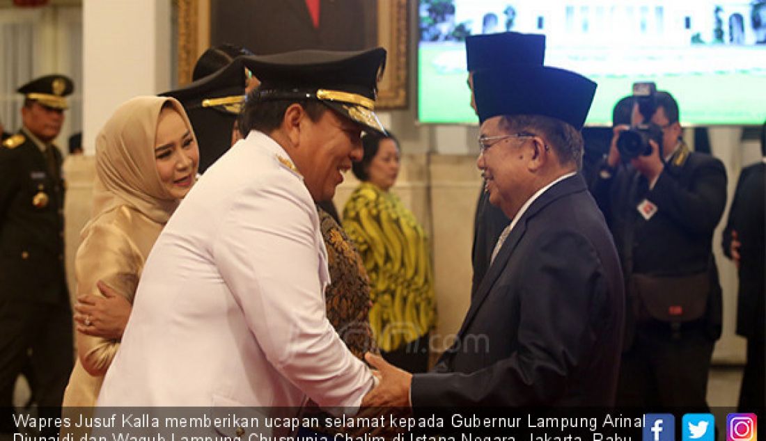 Wapres Jusuf Kalla memberikan ucapan selamat kepada Gubernur Lampung Arinal Djunaidi dan Wagub Lampung Chusnunia Chalim di Istana Negara, Jakarta, Rabu (12/6). - JPNN.com