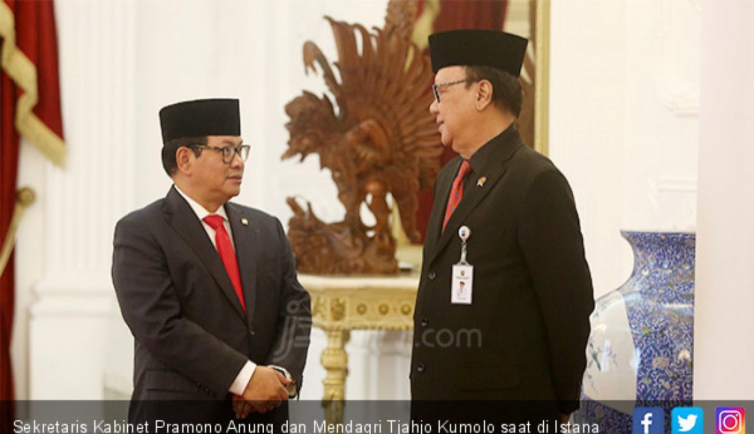 Sekretaris Kabinet Pramono Anung dan Mendagri Tjahjo Kumolo saat di Istana Negara, Jakarta. - JPNN.com