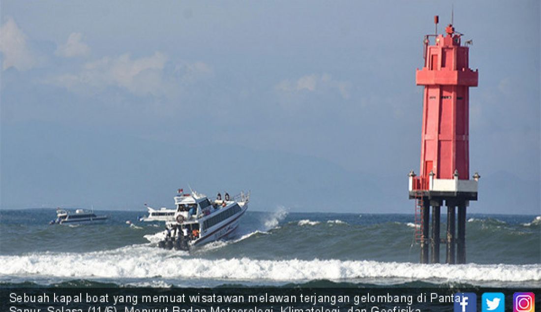 Sebuah kapal boat yang memuat wisatawan melawan terjangan gelombang di Pantai Sanur, Selasa (11/6). Menurut Badan Meteorologi, Klimatologi, dan Geofisika (BMKG), sejumlah wilayah pesisir indonesia berpotensi gelombang tinggi. - JPNN.com