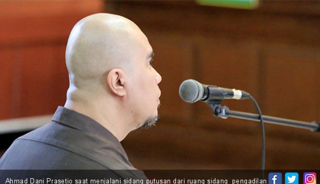 Ahmad Dani Prasetio saat menjalani sidang putusan dari ruang sidang pengadilan Negeri Arjuno, Selasa (11/6). - JPNN.com