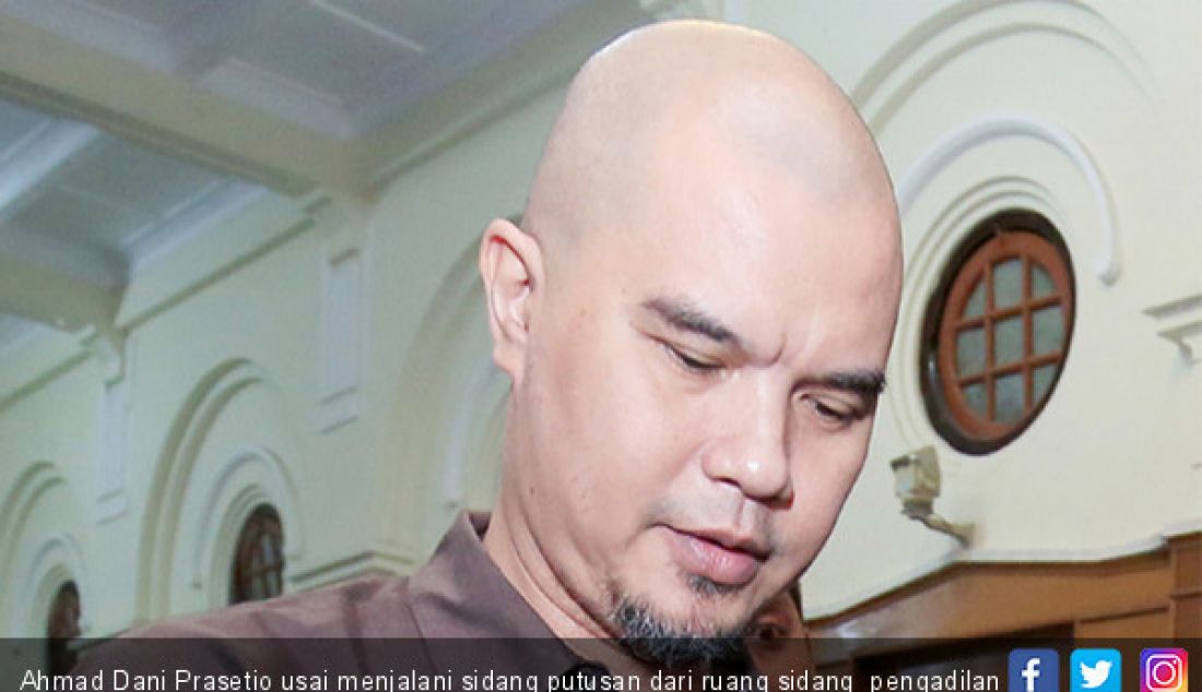 Ahmad Dani Prasetio usai menjalani sidang putusan dari ruang sidang pengadilan Negeri Arjuno, Selasa (11/6). - JPNN.com