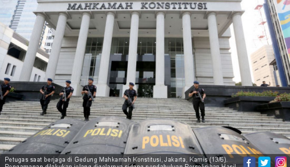 Petugas saat berjaga di Gedung Mahkamah Konstitusi, Jakarta, Kamis (13/6). Pengamanan dilakukan jelang digelarnya sidang pendahuluan Perselisihan Hasil Pemilihan Umum (PHPU) 2019, Jumat (14/6). - JPNN.com