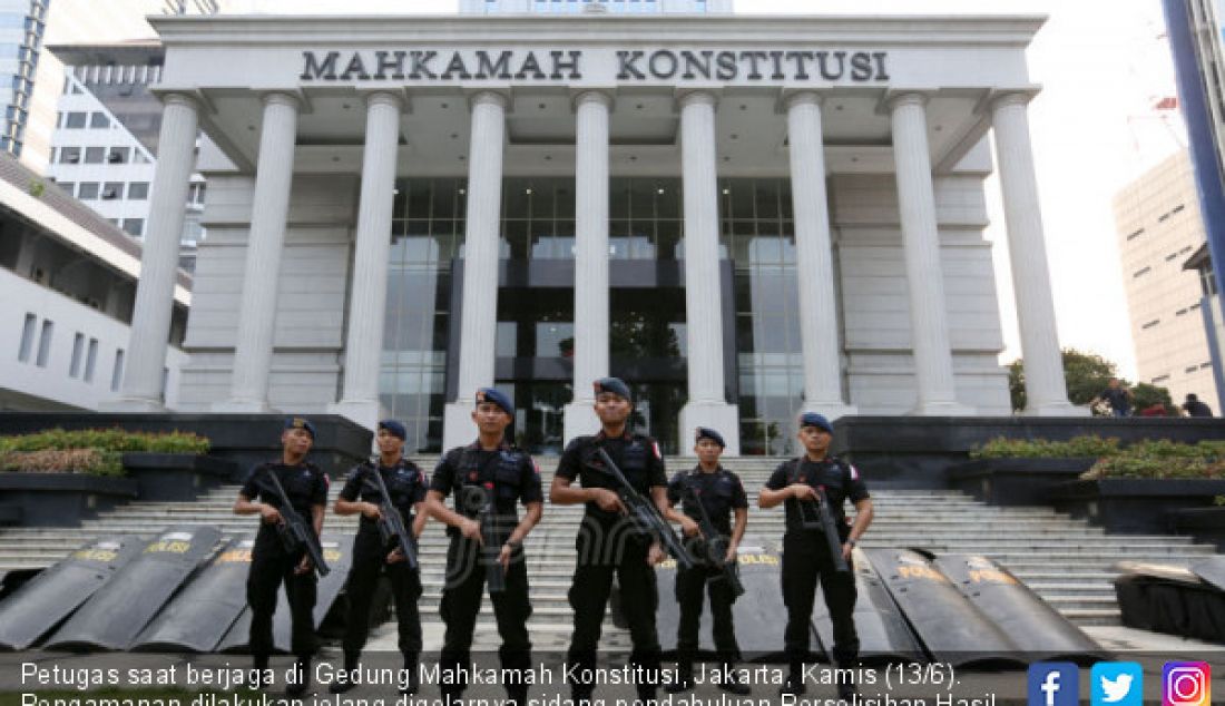 Petugas saat berjaga di Gedung Mahkamah Konstitusi, Jakarta, Kamis (13/6). Pengamanan dilakukan jelang digelarnya sidang pendahuluan Perselisihan Hasil Pemilihan Umum (PHPU) 2019, Jumat (14/6). - JPNN.com