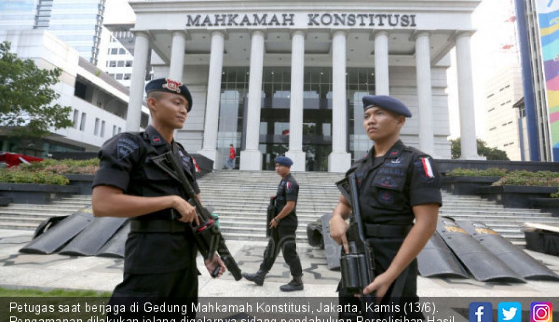 Petugas saat berjaga di Gedung Mahkamah Konstitusi, Jakarta, Kamis (13/6). Pengamanan dilakukan jelang digelarnya sidang pendahuluan Perselisihan Hasil Pemilihan Umum (PHPU) 2019, Jumat (14/6). - JPNN.com