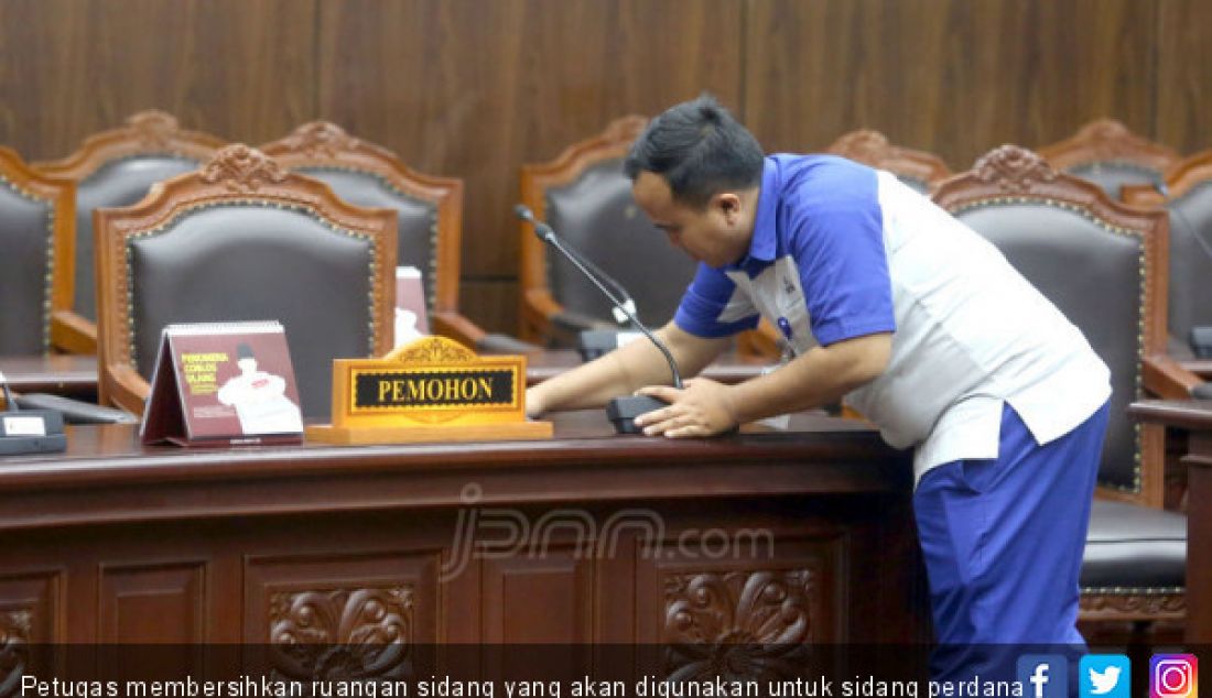 Petugas membersihkan ruangan sidang yang akan digunakan untuk sidang perdana sengketa Pilpres 2019 di Gedung MK, Jakarta, Kamis (13/6). - JPNN.com