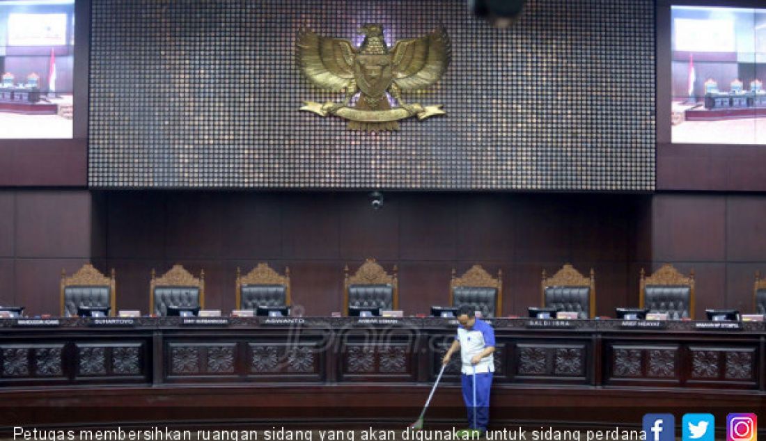 Petugas membersihkan ruangan sidang yang akan digunakan untuk sidang perdana sengketa Pilpres 2019 di Gedung MK, Jakarta, Kamis (13/6). - JPNN.com