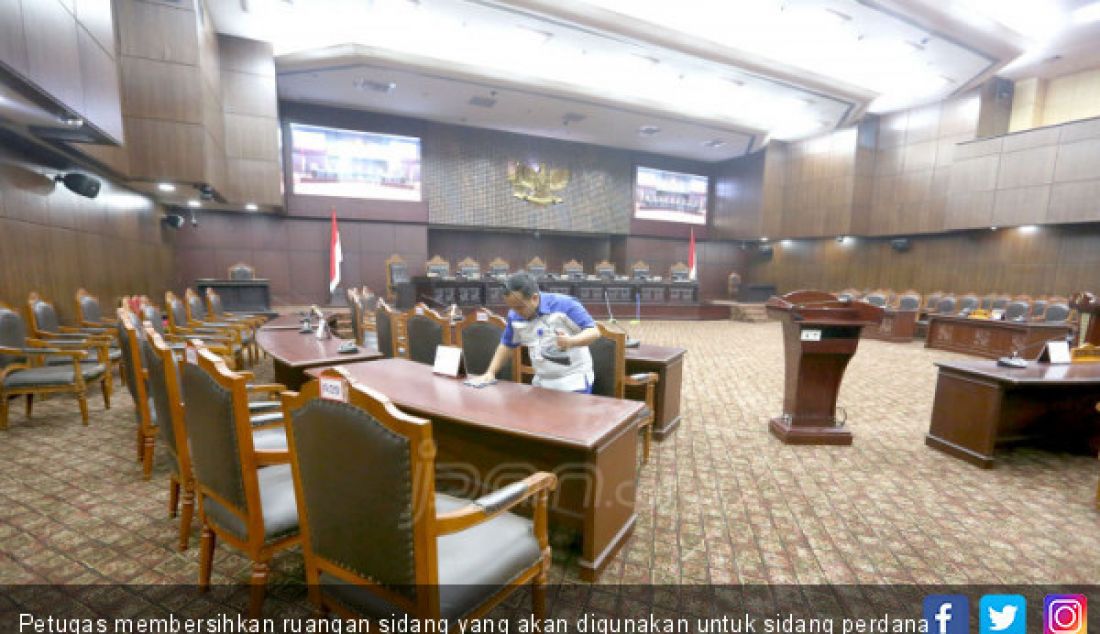 Petugas membersihkan ruangan sidang yang akan digunakan untuk sidang perdana sengketa Pilpres 2019 di Gedung MK, Jakarta, Kamis (13/6). - JPNN.com