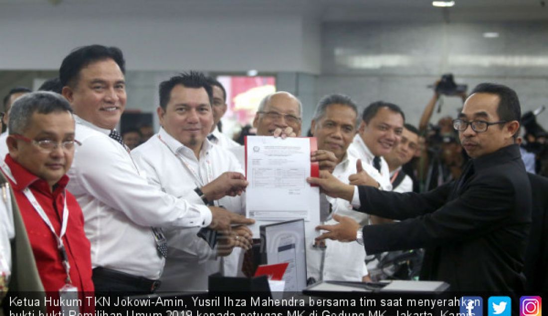 Ketua Hukum TKN Jokowi-Amin, Yusril Ihza Mahendra bersama tim saat menyerahkan bukti-bukti Pemilihan Umum 2019 kepada petugas MK di Gedung MK, Jakarta, Kamis (13/6). Tim Hukum TKN menyerahkan berkas dan alat bukti atas gugatan BPN dalam perselisihan hasil pemilihan umum Pilpres 2019. - JPNN.com