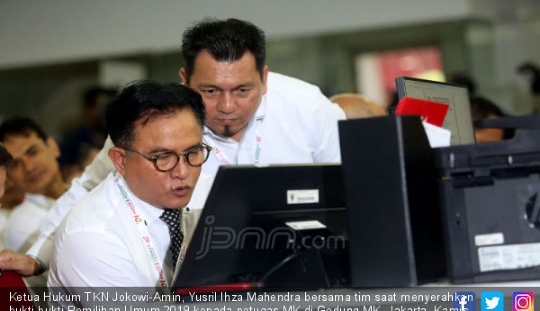 Ketua Hukum TKN Jokowi-Amin, Yusril Ihza Mahendra bersama tim saat menyerahkan bukti-bukti Pemilihan Umum 2019 kepada petugas MK di Gedung MK, Jakarta, Kamis (13/6). Tim Hukum TKN menyerahkan berkas dan alat bukti atas gugatan BPN dalam perselisihan hasil pemilihan umum Pilpres 2019. - JPNN.com