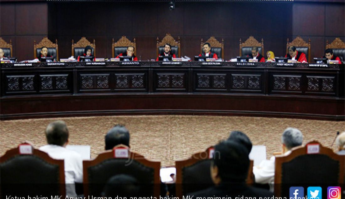  Ketua hakim MK Anwar Usman dan anggota hakim MK memimpin sidang perdana sengketa Pilpres 2019 di Gedung MK, Jakarta, Jumat (14/6). - JPNN.com