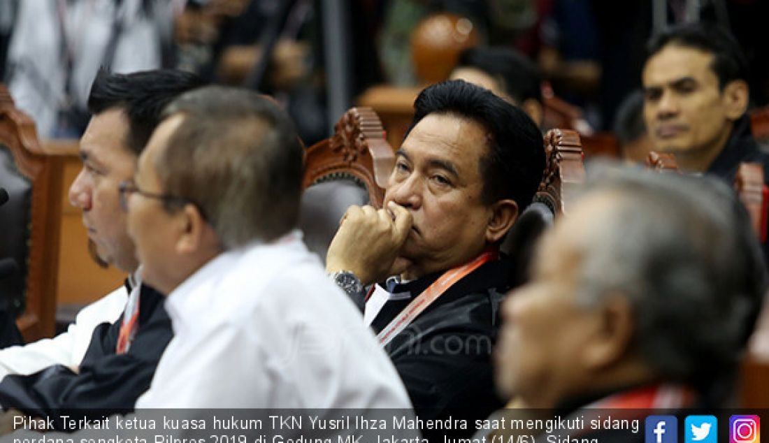 Pihak Terkait ketua kuasa hukum TKN Yusril Ihza Mahendra saat mengikuti sidang perdana sengketa Pilpres 2019 di Gedung MK, Jakarta, Jumat (14/6). Sidang dihadiri Pihak Pemohon yaitu kuasa hukum Prabowo-Sandi, Pihak Termohon yaitu KPU, Pihak Terkait yaitu kuasa hukum Jokowi-Amin dan Bawaslu. - JPNN.com