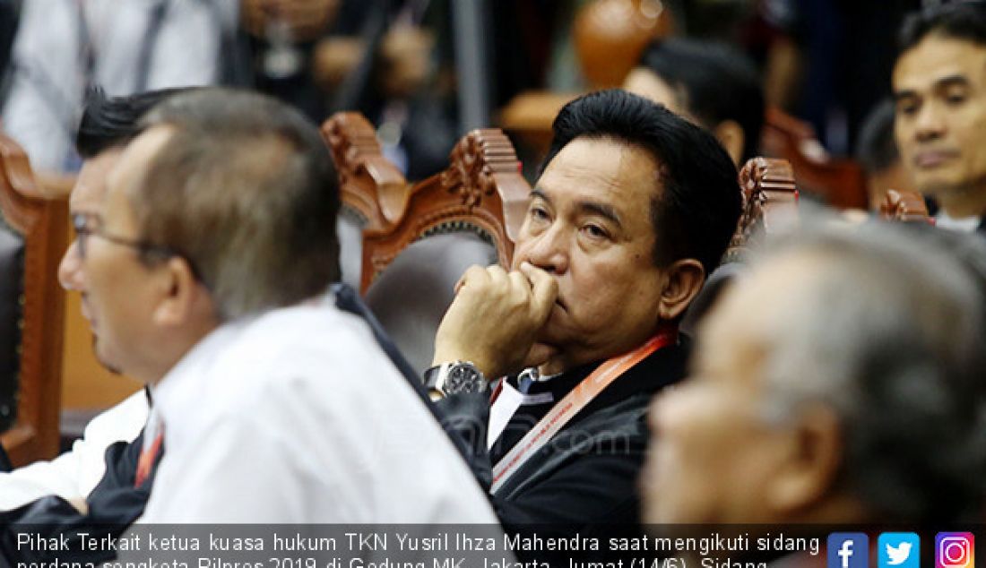 Pihak Terkait ketua kuasa hukum TKN Yusril Ihza Mahendra saat mengikuti sidang perdana sengketa Pilpres 2019 di Gedung MK, Jakarta, Jumat (14/6). Sidang dihadiri Pihak Pemohon yaitu kuasa hukum Prabowo-Sandi, Pihak Termohon yaitu KPU, Pihak Terkait yaitu kuasa hukum Jokowi-Amin dan Bawaslu. - JPNN.com