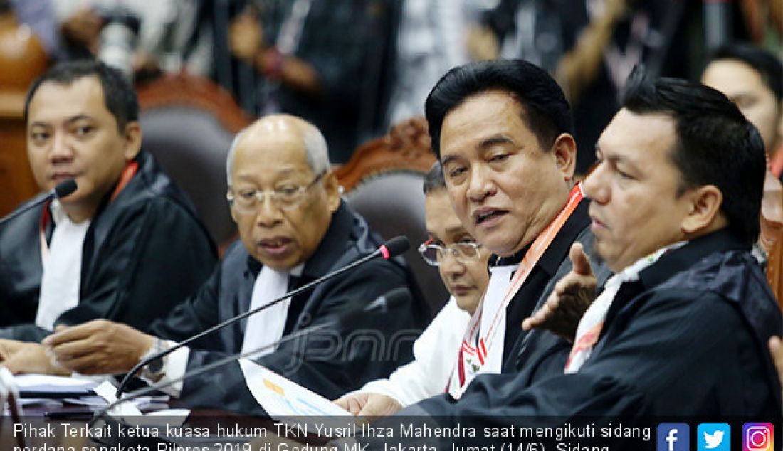 Pihak Terkait ketua kuasa hukum TKN Yusril Ihza Mahendra saat mengikuti sidang perdana sengketa Pilpres 2019 di Gedung MK, Jakarta, Jumat (14/6). Sidang dihadiri Pihak Pemohon yaitu kuasa hukum Prabowo-Sandi, Pihak Termohon yaitu KPU, Pihak Terkait yaitu kuasa hukum Jokowi-Amin dan Bawaslu. - JPNN.com