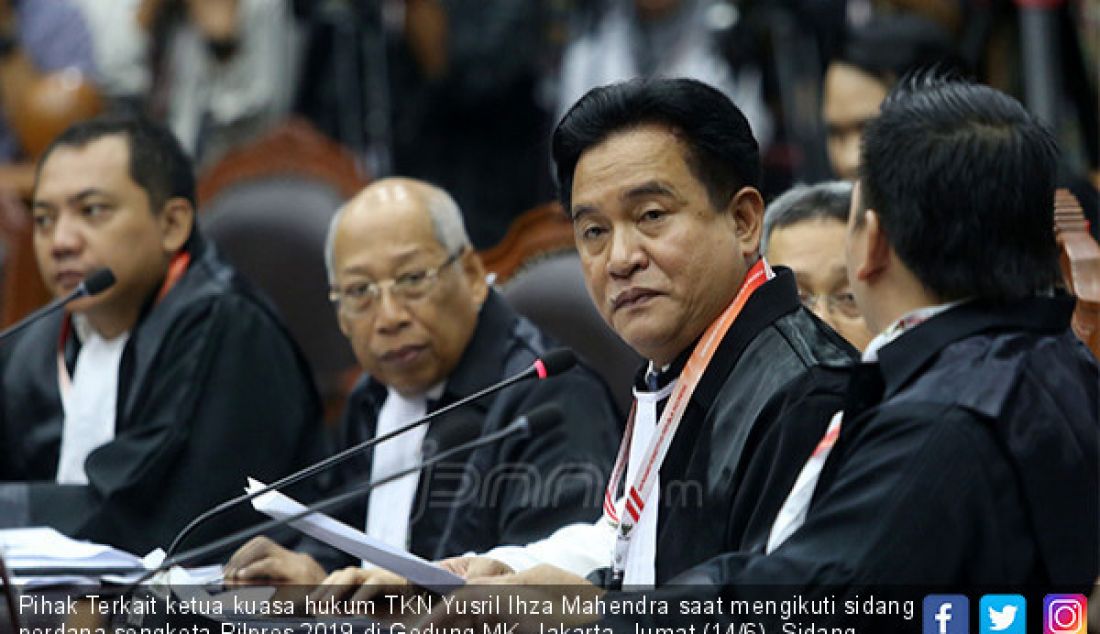 Pihak Terkait ketua kuasa hukum TKN Yusril Ihza Mahendra saat mengikuti sidang perdana sengketa Pilpres 2019 di Gedung MK, Jakarta, Jumat (14/6). Sidang dihadiri Pihak Pemohon yaitu kuasa hukum Prabowo-Sandi, Pihak Termohon yaitu KPU, Pihak Terkait yaitu kuasa hukum Jokowi-Amin dan Bawaslu. - JPNN.com