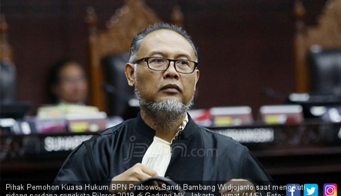 Pihak Pemohon Kuasa Hukum BPN Prabowo-Sandi Bambang Widjojanto saat mengikuti sidang perdana sengketa Pilpres 2019 di Gedung MK, Jakarta, Jumat (14/6). - JPNN.com