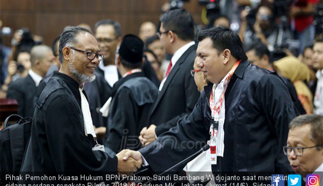 Pihak Pemohon Kuasa Hukum BPN Prabowo-Sandi Bambang Widjojanto saat mengikuti sidang perdana sengketa Pilpres 2019 di Gedung MK, Jakarta, Jumat (14/6). Sidang dihadiri dari Pihak Pemohon yaitu kuasa hukum Prabowo-Sandi, Termohon yaitu KPU, Pihak Terkait yaitu kuasa hukum Jokowi-Amin dan Bawaslu. - JPNN.com