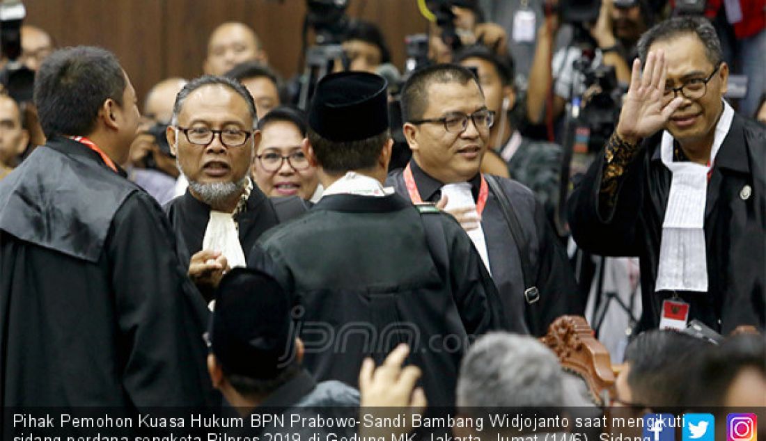 Pihak Pemohon Kuasa Hukum BPN Prabowo-Sandi Bambang Widjojanto saat mengikuti sidang perdana sengketa Pilpres 2019 di Gedung MK, Jakarta, Jumat (14/6). Sidang dihadiri dari Pihak Pemohon yaitu kuasa hukum Prabowo-Sandi, Termohon yaitu KPU, Pihak Terkait yaitu kuasa hukum Jokowi-Amin dan Bawaslu. - JPNN.com