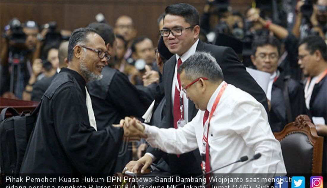 Pihak Pemohon Kuasa Hukum BPN Prabowo-Sandi Bambang Widjojanto saat mengikuti sidang perdana sengketa Pilpres 2019 di Gedung MK, Jakarta, Jumat (14/6). Sidang dihadiri dari Pihak Pemohon yaitu kuasa hukum Prabowo-Sandi, Termohon yaitu KPU, Pihak Terkait yaitu kuasa hukum Jokowi-Amin dan Bawaslu. - JPNN.com