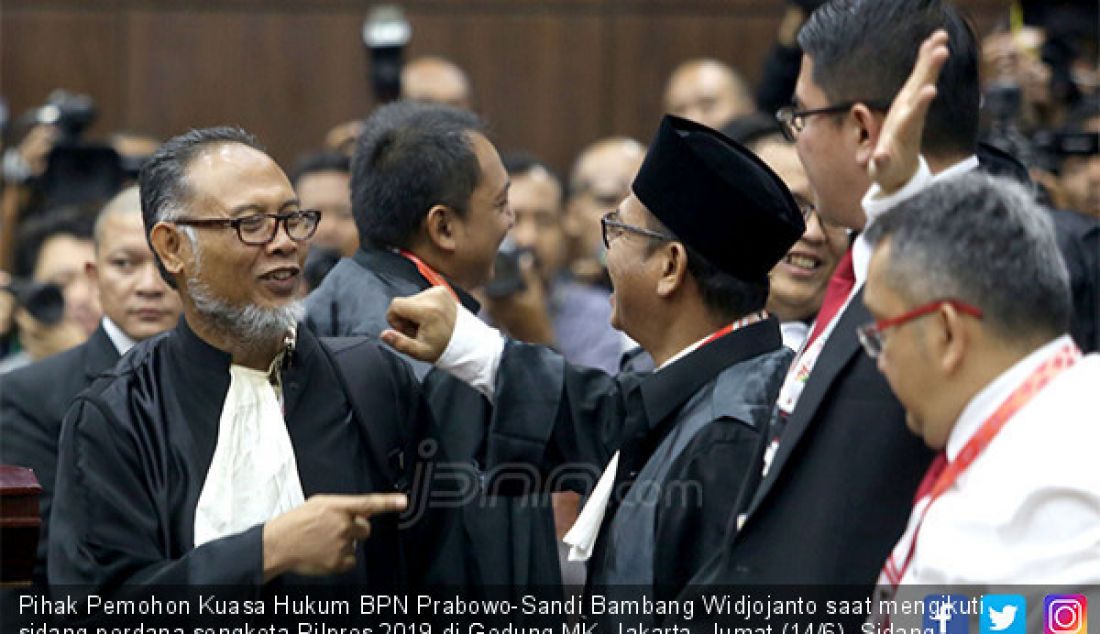 Pihak Pemohon Kuasa Hukum BPN Prabowo-Sandi Bambang Widjojanto saat mengikuti sidang perdana sengketa Pilpres 2019 di Gedung MK, Jakarta, Jumat (14/6). Sidang dihadiri dari Pihak Pemohon yaitu kuasa hukum Prabowo-Sandi, Termohon yaitu KPU, Pihak Terkait yaitu kuasa hukum Jokowi-Amin dan Bawaslu. - JPNN.com