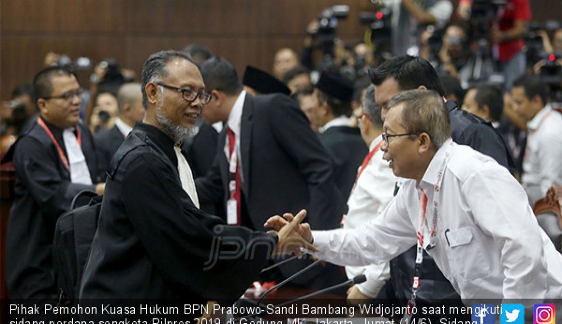 Pihak Pemohon Kuasa Hukum BPN Prabowo-Sandi Bambang Widjojanto saat mengikuti sidang perdana sengketa Pilpres 2019 di Gedung MK, Jakarta, Jumat (14/6). Sidang dihadiri dari Pihak Pemohon yaitu kuasa hukum Prabowo-Sandi, Termohon yaitu KPU, Pihak Terkait yaitu kuasa hukum Jokowi-Amin dan Bawaslu. - JPNN.com