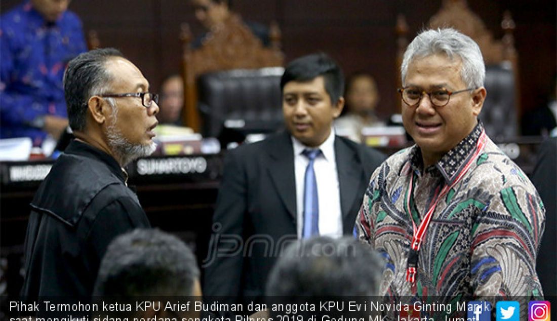 Pihak Termohon ketua KPU Arief Budiman dan anggota KPU Evi Novida Ginting Manik saat mengikuti sidang perdana sengketa Pilpres 2019 di Gedung MK, Jakarta, Jumat (14/6). - JPNN.com