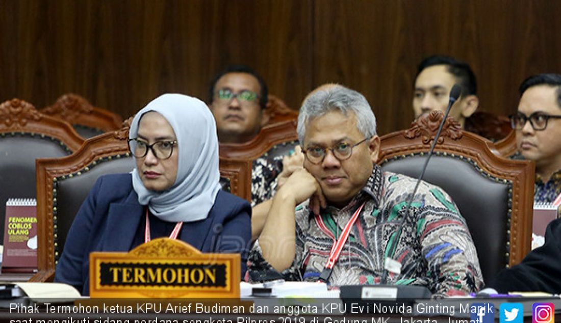 Pihak Termohon ketua KPU Arief Budiman dan anggota KPU Evi Novida Ginting Manik saat mengikuti sidang perdana sengketa Pilpres 2019 di Gedung MK, Jakarta, Jumat (14/6). - JPNN.com