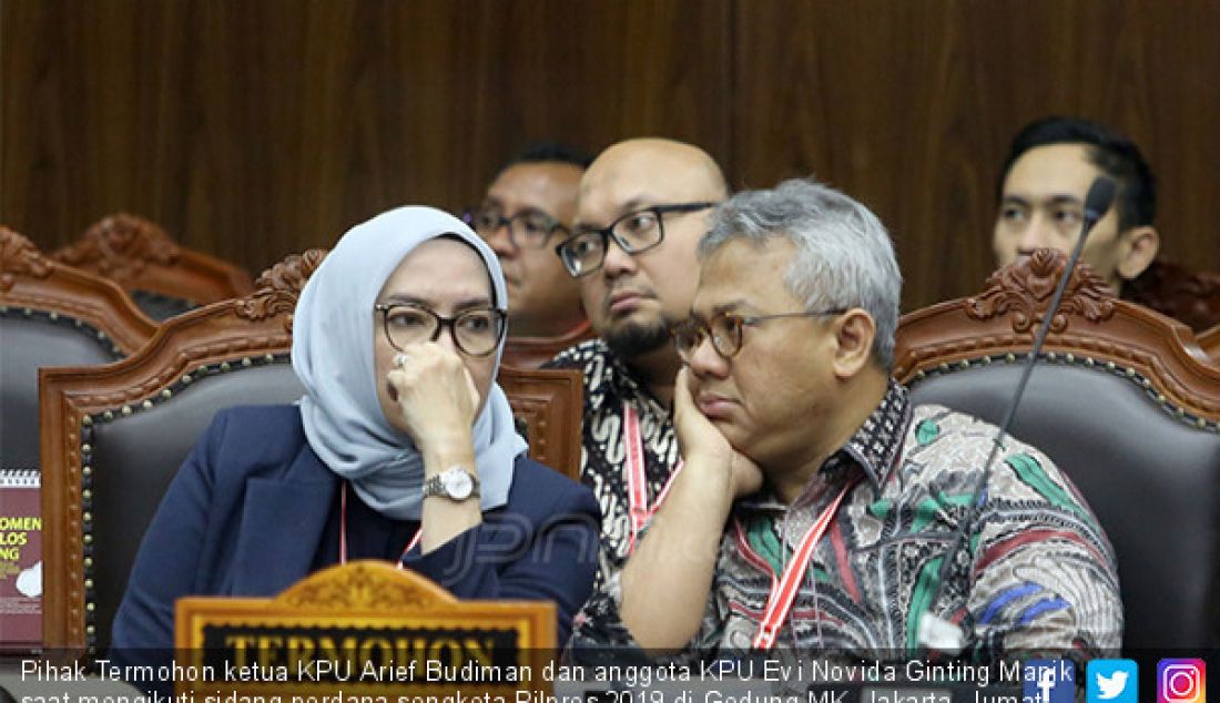 Pihak Termohon ketua KPU Arief Budiman dan anggota KPU Evi Novida Ginting Manik saat mengikuti sidang perdana sengketa Pilpres 2019 di Gedung MK, Jakarta, Jumat (14/6). - JPNN.com