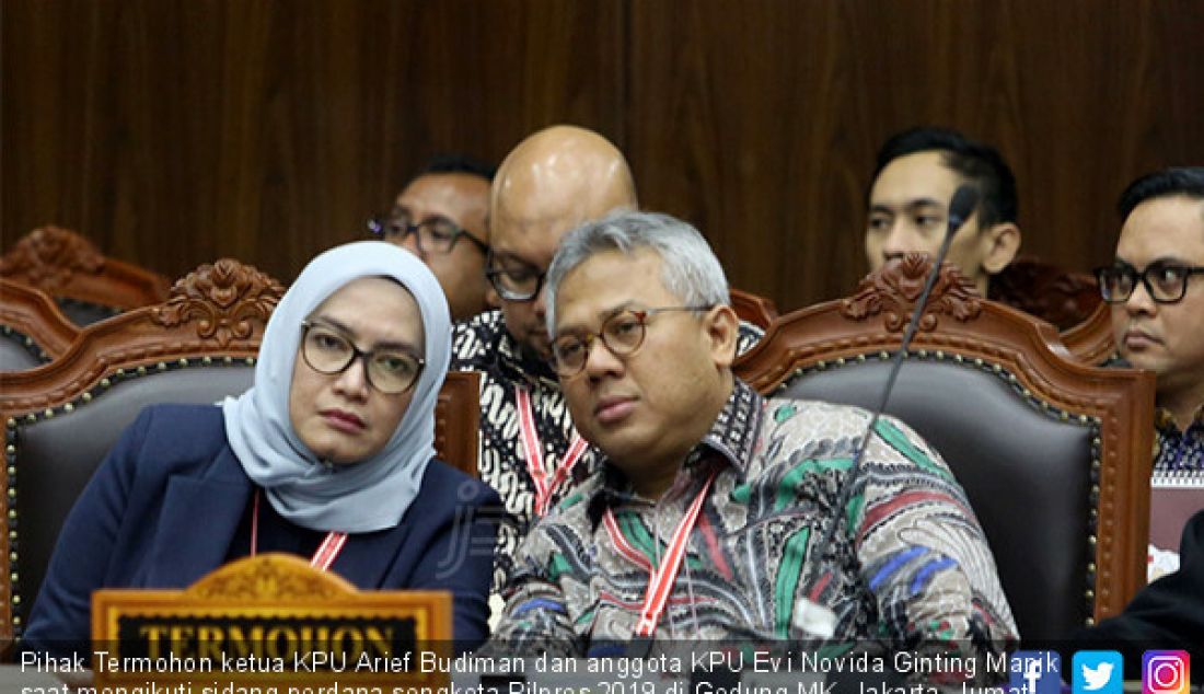 Pihak Termohon ketua KPU Arief Budiman dan anggota KPU Evi Novida Ginting Manik saat mengikuti sidang perdana sengketa Pilpres 2019 di Gedung MK, Jakarta, Jumat (14/6). - JPNN.com