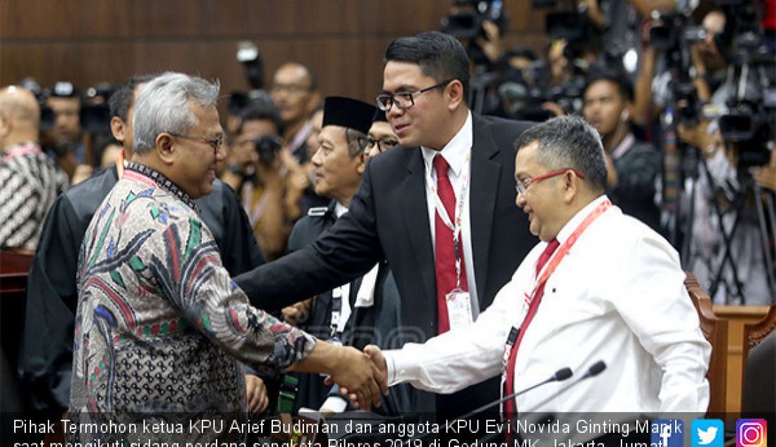 Pihak Termohon ketua KPU Arief Budiman dan anggota KPU Evi Novida Ginting Manik saat mengikuti sidang perdana sengketa Pilpres 2019 di Gedung MK, Jakarta, Jumat (14/6). - JPNN.com