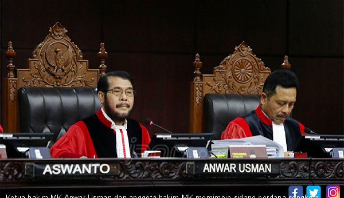  Ketua hakim MK Anwar Usman dan anggota hakim MK memimpin sidang perdana sengketa Pilpres 2019 di Gedung MK, Jakarta, Jumat (14/6). - JPNN.com