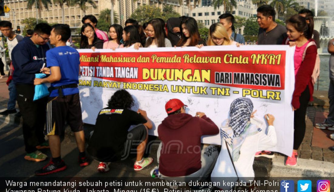 Warga menandatangi sebuah petisi untuk memberikan dukungan kepada TNI-Polri di Kawasan Patung Kuda, Jakarta, Minggu (16/6). Petisi ini untuk mendesak Komnas HAM segera melakukan investigasi atas dugaan pelanggaran HAM yang menimpa TNI-Polri. - JPNN.com