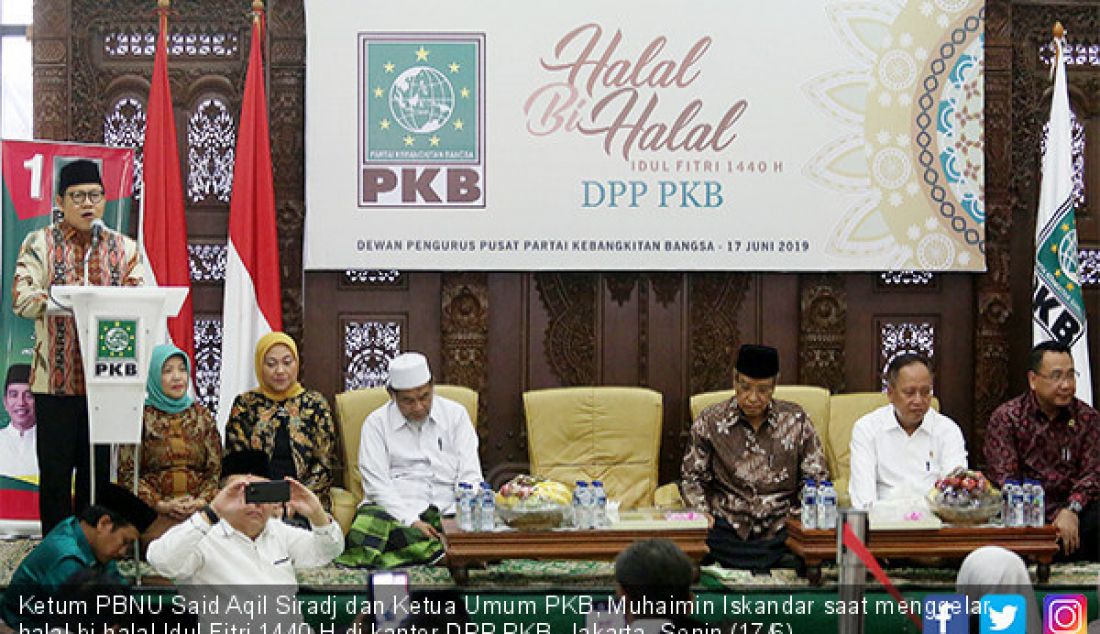Ketum PBNU Said Aqil Siradj dan Ketua Umum PKB, Muhaimin Iskandar saat menggelar halal bi halal Idul Fitri 1440 H di kantor DPP PKB, Jakarta, Senin (17/6). Selain dihadiri jajaran pengurus PKB, sejumlah menteri juga hadir. - JPNN.com