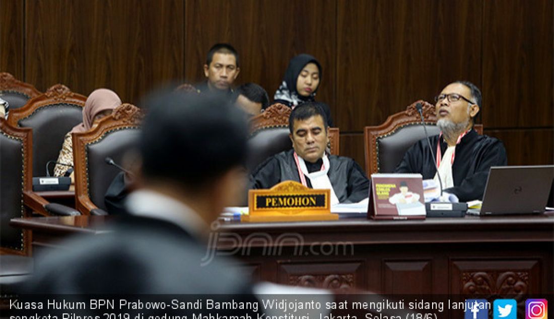Kuasa Hukum BPN Prabowo-Sandi Bambang Widjojanto saat mengikuti sidang lanjutan sengketa Pilpres 2019 di gedung Mahkamah Konstitusi, Jakarta, Selasa (18/6). - JPNN.com
