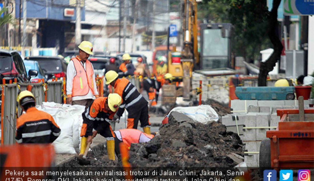 Pekerja saat menyelesaikan revitalisasi trotoar di Jalan Cikini, Jakarta, Senin (17/6). Pemprov DKI Jakarta bakal merevitalisasi trotoar di Jalan Cikini dan Jalan Kramat sepanjang 10 kilometer dan memakan biaya Rp 75 miliar. - JPNN.com
