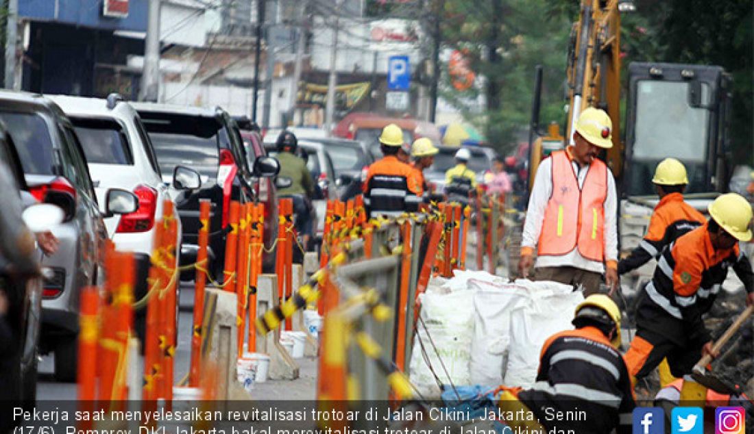 Pekerja saat menyelesaikan revitalisasi trotoar di Jalan Cikini, Jakarta, Senin (17/6). Pemprov DKI Jakarta bakal merevitalisasi trotoar di Jalan Cikini dan Jalan Kramat sepanjang 10 kilometer dan memakan biaya Rp 75 miliar. - JPNN.com