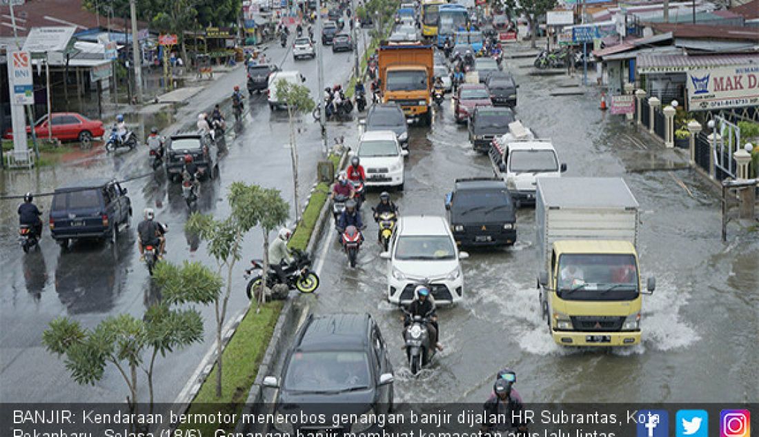 BANJIR: Kendaraan bermotor menerobos genangan banjir dijalan HR Subrantas, Kota Pekanbaru, Selasa (18/6). Genangan banjir membuat kemacetan arus lalu lintas kendaraan bermotor di jalan HR Subrantas. - JPNN.com