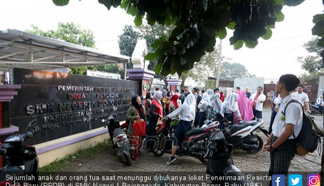 Sejumlah anak dan orang tua saat menunggu dibukanya loket Penerimaan Peserta Didik Baru (PPDB) di SMK Negeri 1 Bojonggede, Kabupaten Bogor, Rabu (19/6). Mereka datang dari pukul 5 pagi untuk mendaftar PPDB. - JPNN.com