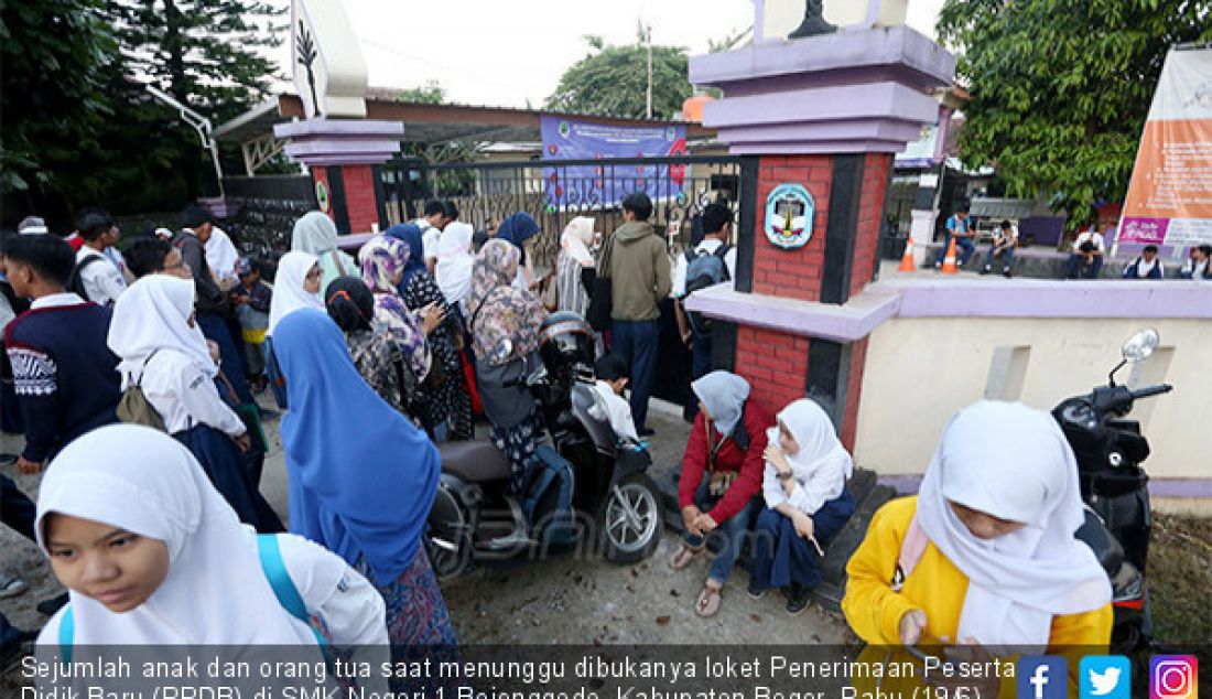 Sejumlah anak dan orang tua saat menunggu dibukanya loket Penerimaan Peserta Didik Baru (PPDB) di SMK Negeri 1 Bojonggede, Kabupaten Bogor, Rabu (19/6). Mereka datang dari pukul 5 pagi untuk mendaftar PPDB. - JPNN.com