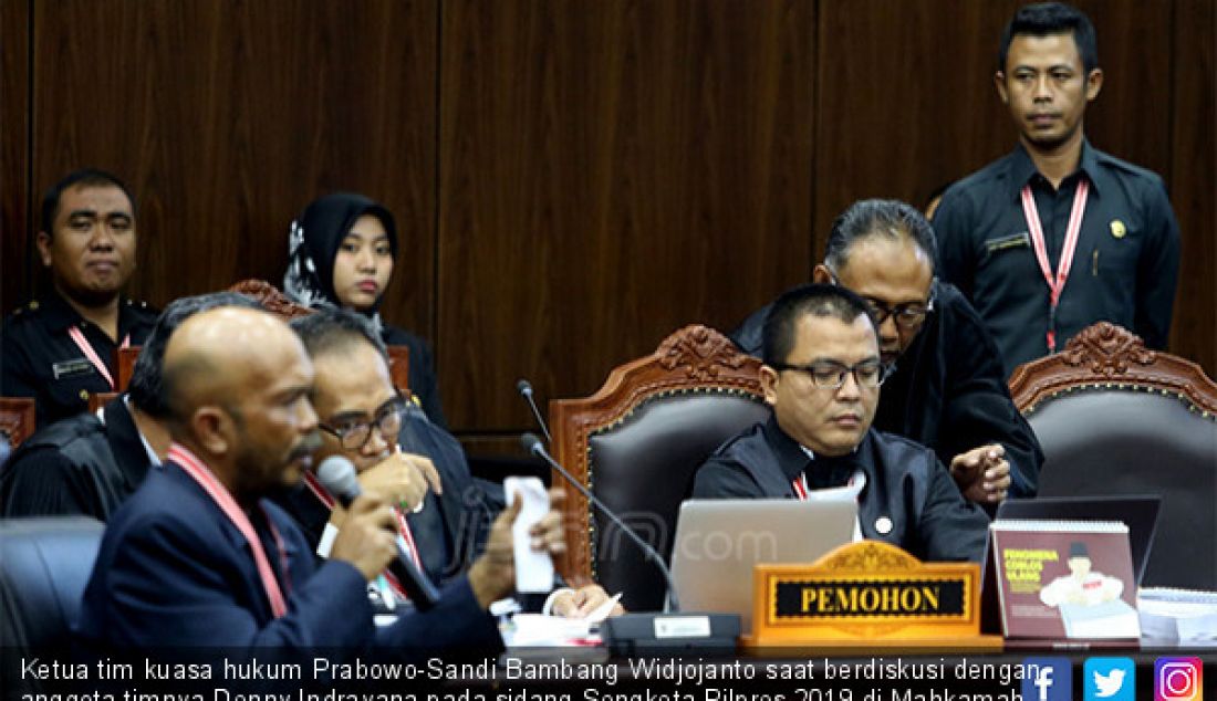 Ketua tim kuasa hukum Prabowo-Sandi Bambang Widjojanto saat berdiskusi dengan anggota timnya Denny Indrayana pada sidang Sengketa Pilpres 2019 di Mahkamah Konstitusi, Jakarta, Rabu (19/6). - JPNN.com