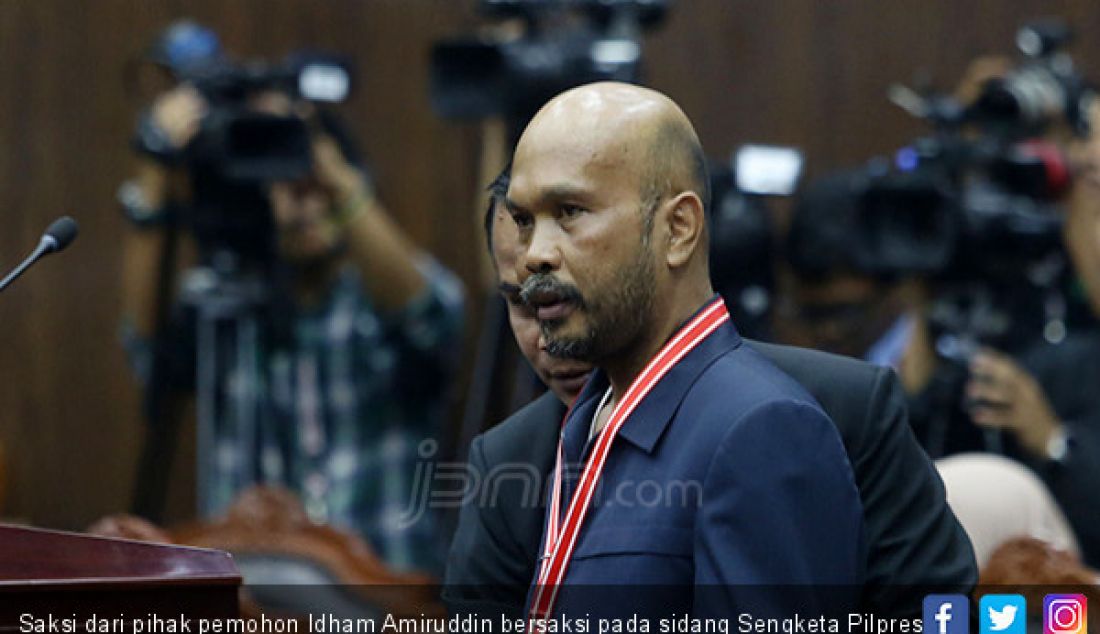 Saksi dari pihak pemohon Idham Amiruddin bersaksi pada sidang Sengketa Pilpres 2019 di Mahkamah Konstitusi, Jakarta, Rabu (19/6). - JPNN.com