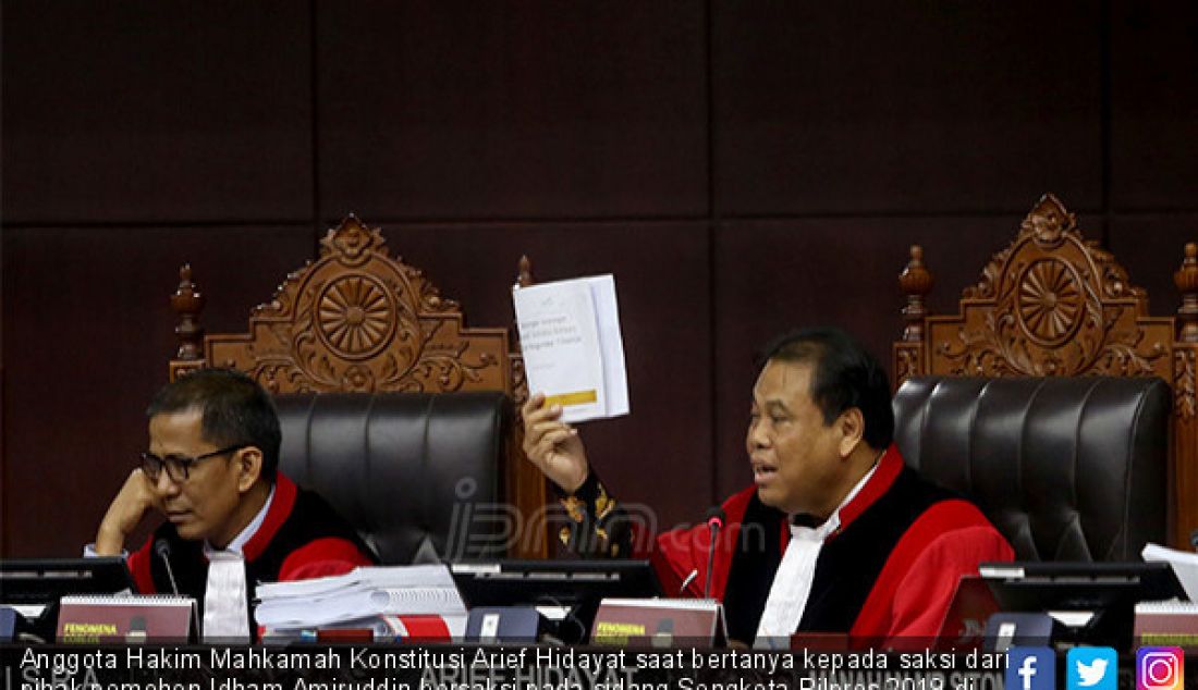 Anggota Hakim Mahkamah Konstitusi Arief Hidayat saat bertanya kepada saksi dari pihak pemohon Idham Amiruddin bersaksi pada sidang Sengketa Pilpres 2019 di Mahkamah Konstitusi, Jakarta, Rabu (19/6). - JPNN.com