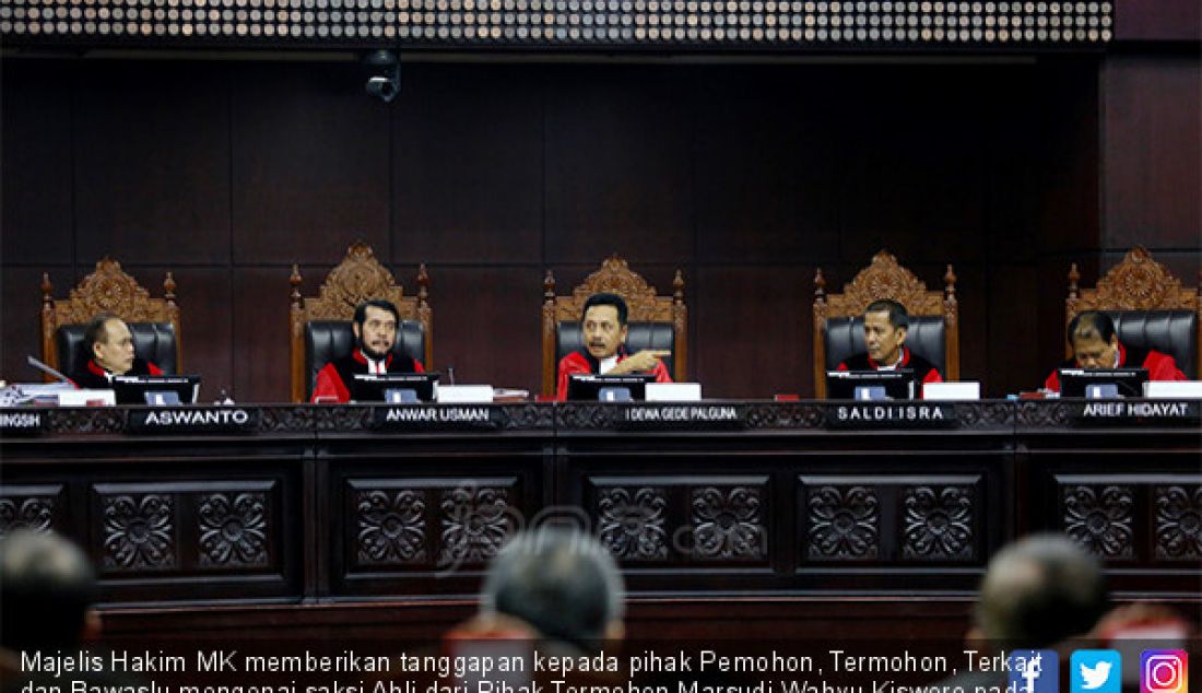 Majelis Hakim MK memberikan tanggapan kepada pihak Pemohon, Termohon, Terkait dan Bawaslu mengenai saksi Ahli dari Pihak Termohon Marsudi Wahyu Kisworo pada sidang Sengketa Pilpres 2019, Jakarta, Kamis (20/6). - JPNN.com