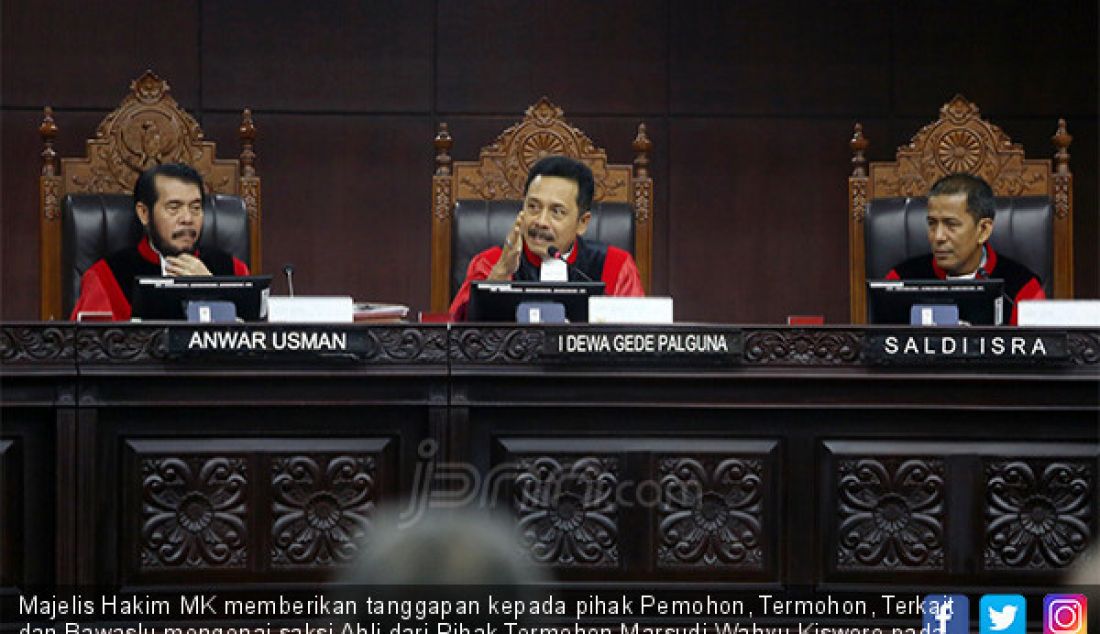 Majelis Hakim MK memberikan tanggapan kepada pihak Pemohon, Termohon, Terkait dan Bawaslu mengenai saksi Ahli dari Pihak Termohon Marsudi Wahyu Kisworo pada sidang Sengketa Pilpres 2019, Jakarta, Kamis (20/6). - JPNN.com